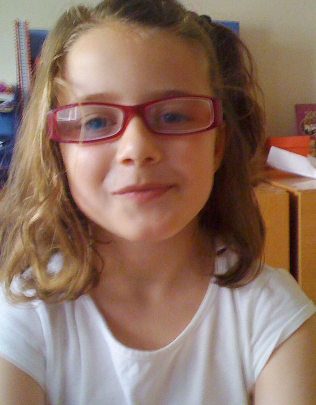 Paula de pequeña, con gafas rojas